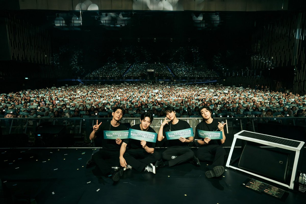 [ #DAY6_BEHIND ]
⠀
3RD WORLD TOUR <FOREVER YOUNG> in 
#KUALALUMPUR 

DAY6의 노래 + My Day의 떼창은
언제나 필승조합 ✌

Tell me it’s okay to be happy 🎧
ෆ 인생의 추억, 한 페이지가 되길 ෆ

=

DAY6's songs + My Day's cheering 
is always a winning combination ✌

Tell me it’s okay