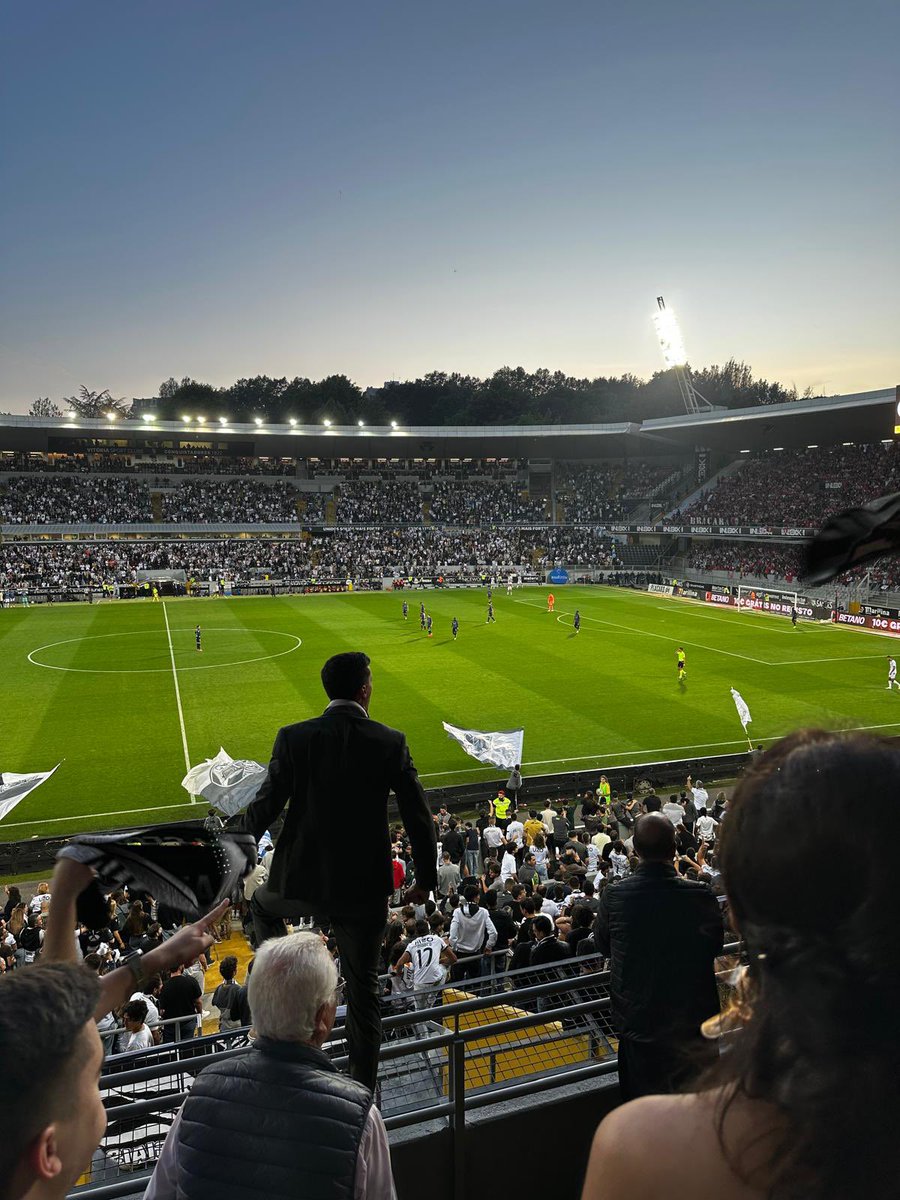 JoseMarques5_'s tweet photo. @Rodrigo98900208 É só ter cuidado para não rasgar o fato nos festejos do golo :p Vitória-Braga a época passada https://t.co/uUiMdV7inF