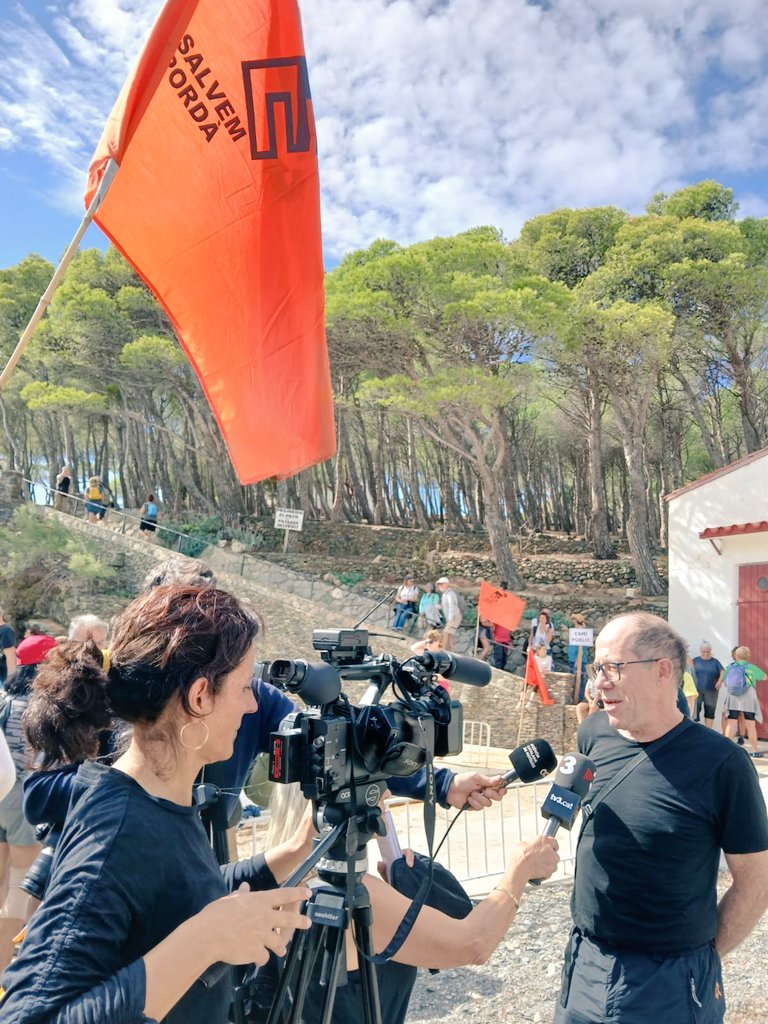 ‼️ Èxit de participació en la mobilització per a reobrir un tram entre la platja de Garbet i el poble de Colera.

📢 300 persones han reclamat la recuperació del camí de ronda tancat des del franquisme.