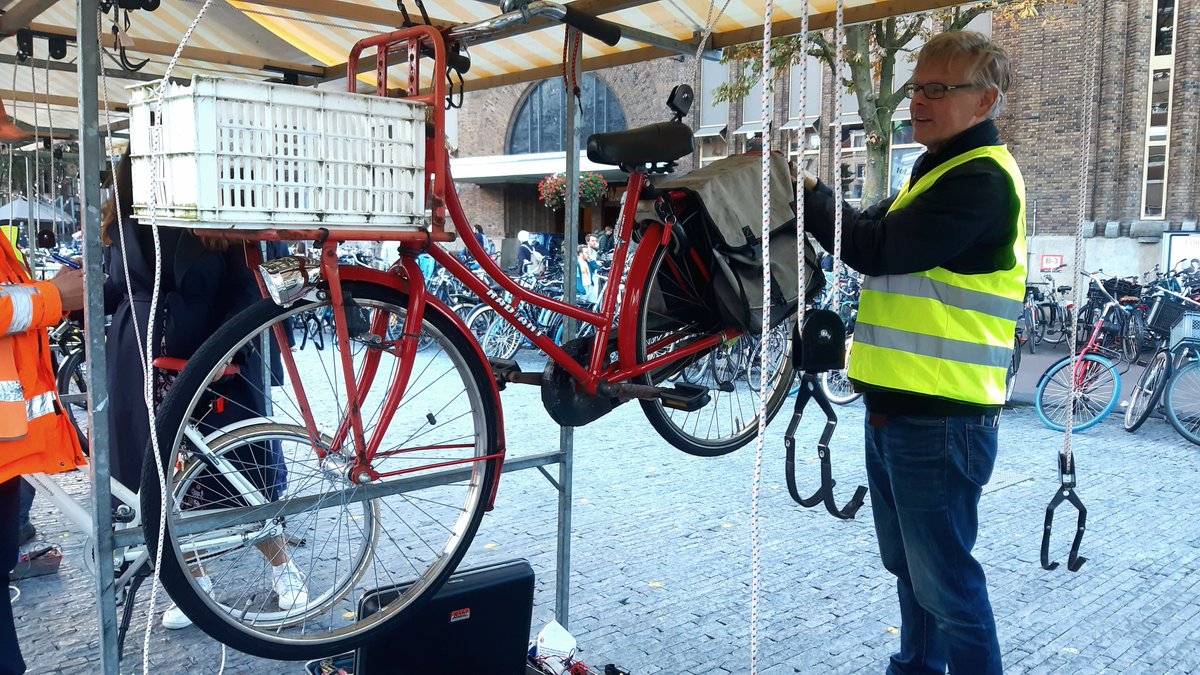 Fietsersbond Utrecht (@fb_utrecht) on Twitter photo Komende zaterdag 12 oktober van 11 tot 16 uur repareren we fietsverlichting op de Neude in <a href="/GemeenteUtrecht/">Gemeente Utrecht</a>. Heb je een nieuwe koplamp of batterijtjes nodig? Of je naafdynamo aansluiten? Laat ons je lampjes nakijken! #aaninhetdonker #zetjelichtaan Kom je langs bij onze stand? Komende zaterdag 12 oktober van 11 tot 16 uur repareren we fietsverlichting op de Neude in <a href="/GemeenteUtrecht/">Gemeente Utrecht</a>. Heb je een nieuwe koplamp of batterijtjes nodig? Of je naafdynamo aansluiten? Laat ons je lampjes nakijken! #aaninhetdonker #zetjelichtaan Kom je langs bij onze stand?
