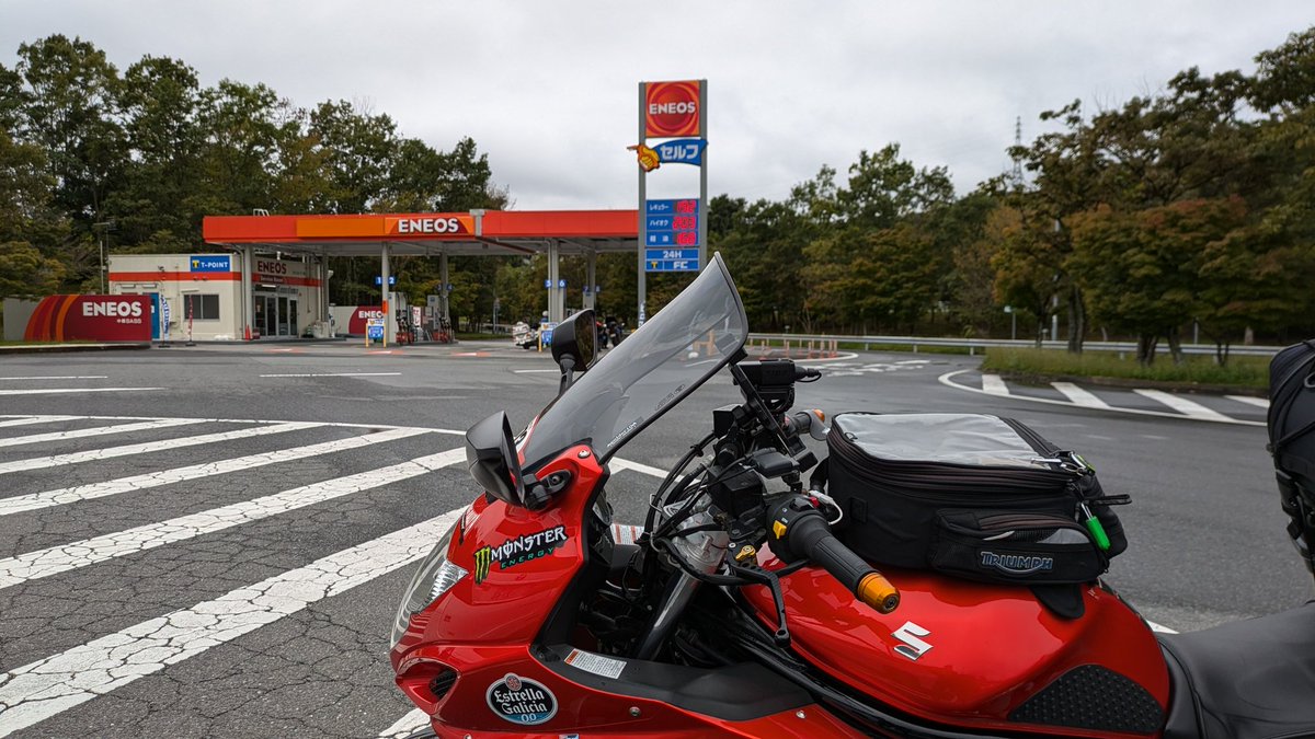 polder100's tweet photo. 福島県の《天神岬キャンプ場》に仲間とキャンツー🏍️🏕️
帰り掛けに常磐自動車道『中郷SA』にて給油(ハイオク203円/L‼️)&ランチ(つくば鶏ソースカツ丼)^_^
家に帰れば、家族のスズ菌の車達勢揃いw
#SUZUKI
#GSX650F
#中郷SA
#給油
#ハイオク
#ソースカツ丼
#鈴菌
#スイスポ
#スペーシア
#ジムニーシエラ https://t.co/5xyy1UCssK
