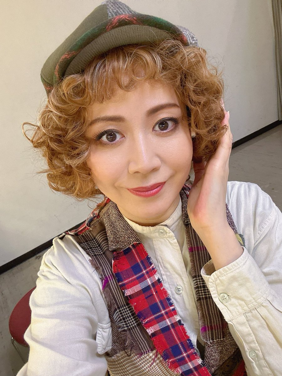 HiroYuumiTomo's tweet photo. 豊橋公演、沢山のお客様の笑い声に励まされながら、あたたかい空間で、ドタバタさせていただきました。
ルーシーのクリクリヘアスタイル、お気に入りです（笑）
敏腕スタッフの皆さんが、あっという間に劇場をバラシています。
沢山の方々に支えられながら、次は東京🫡
ありがとうございました✨✨ https://t.co/775XAbJgId