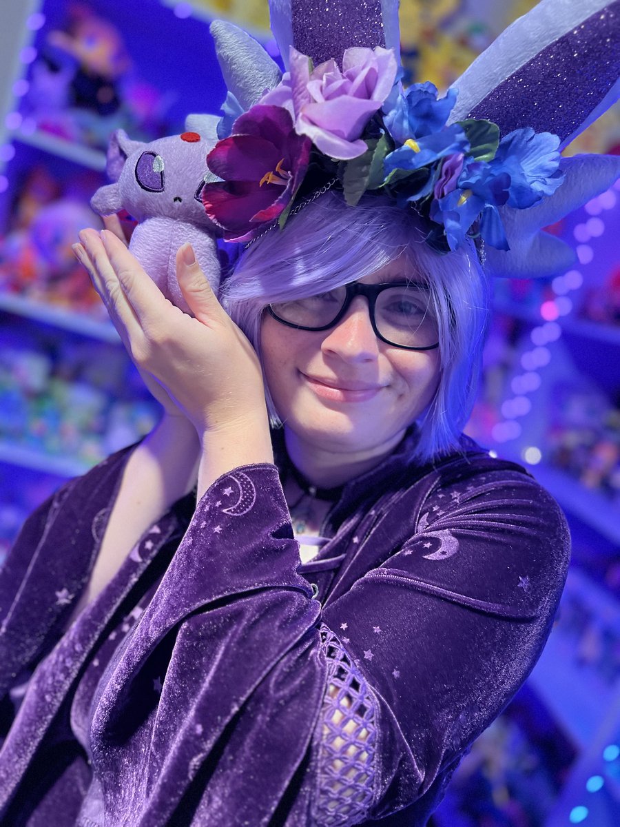katsura_katt's tweet photo. I had a Pokémon party a while ago and the theme was to dress up as a gym leader ✨
I chose Psychic type 👁️ 💜
#cosplay #Pokemon #Pokemoncosplay #Pokemonparty #Espeon #Mew https://t.co/jvpI7L71WK