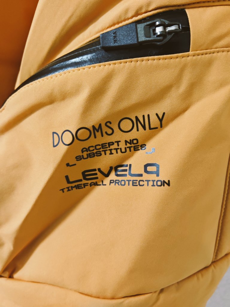 hnhtysok's tweet photo. デススト２×ACRONYMコラボジャケットが届いたので、アトモスウィンドウ２と一緒に記念撮影。
すごくお洒落だし、肌触りも良いぞこれ！
#DeathStranding2 
#ACRONYM 
#KOJIMAPRODUCTIONS 
#atmophwindow2 https://t.co/AMDcufAXXb