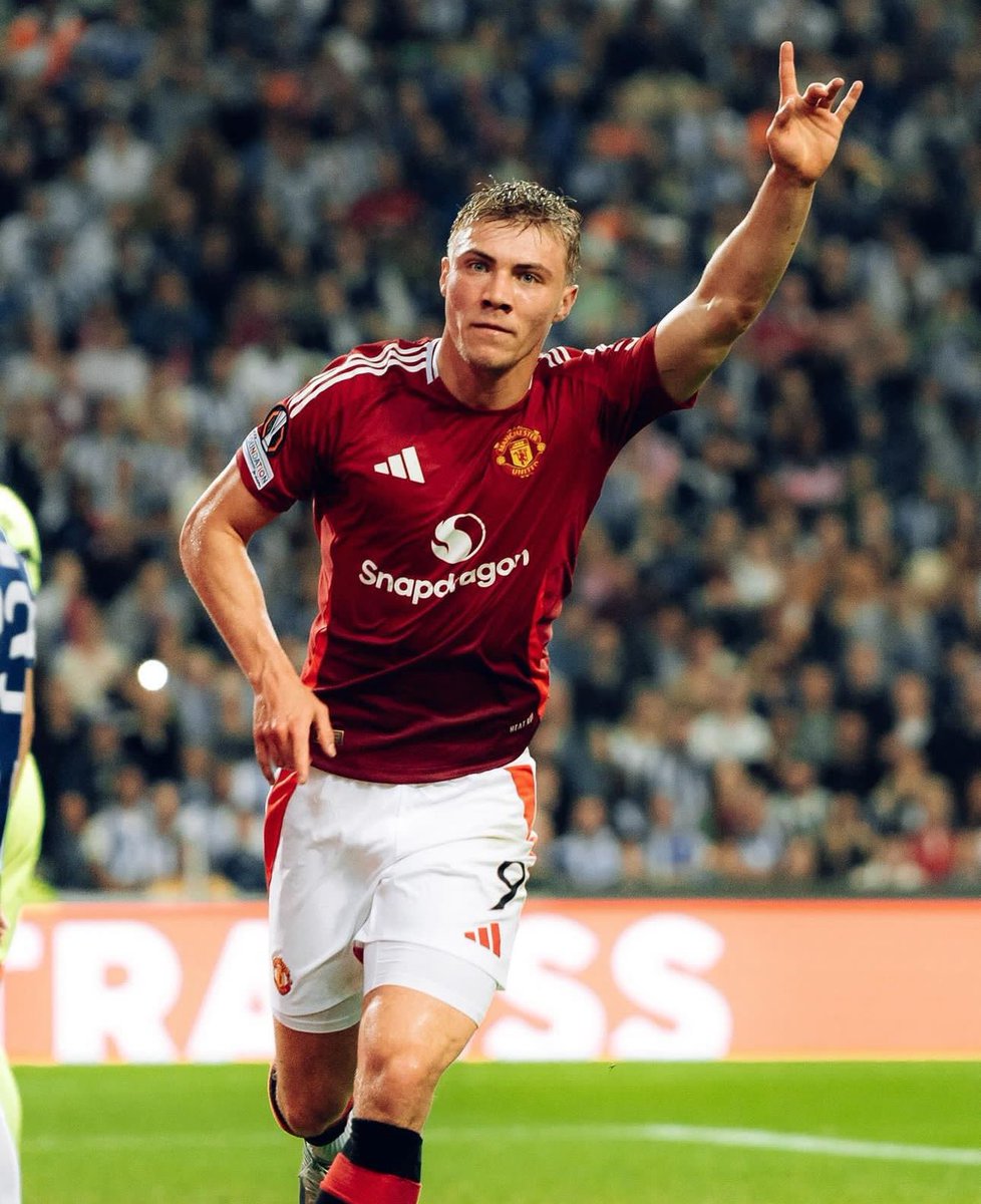 🚨🚨🎙️| Erik ten Hag on Rasmus Højlund:

"He's not up to full fitness... but you see, even when he is not up to full speed, he is scoring."