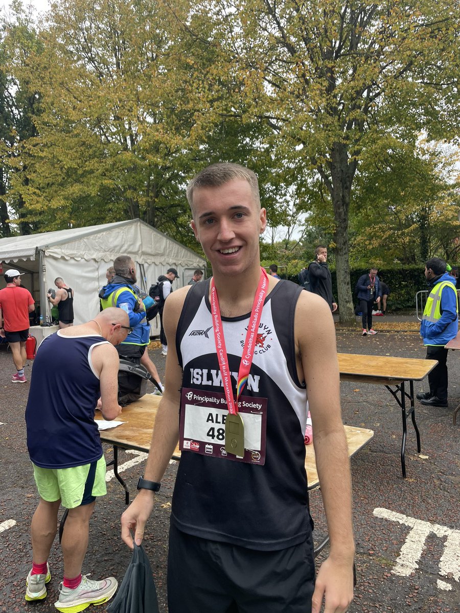 KateLine6's tweet image. Phenomenal time of 1 hr 18 mins in today’s @CardiffHalf for @linealex3 Super proud of you as always Alex X 🖤