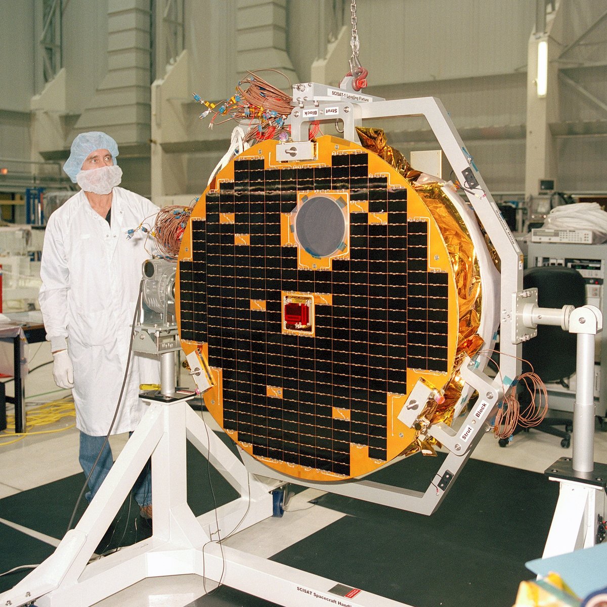 Since 2003, the 100% Canadian SCISAT satellite has been monitoring the gases covered by the Montreal Protocol, contributing to the fight against climate change. After 21 years in orbit, it's still essential and effective. Thank you, SCISAT!