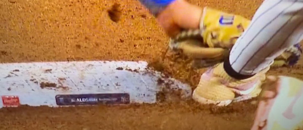 RealFranny's tweet photo. When #MLB waits 39 years to get their payback at the Royals for Game 6 #Denkingered #replaysucks https://t.co/f5ZGywGeY0