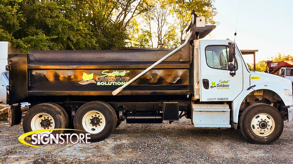 signstoremacon's tweet image. Another install for Southeast Outdoor Solutions! Vibrant vinyl decals, logos on their dump truck, and warning ACM panels for safety. Need custom vehicle signage? Call us! 1-800-316-9530 signstoremacon.com 
#VehicleSignage #CustomDecals #ACMPanels #DumpTruckDesign #MaconGA