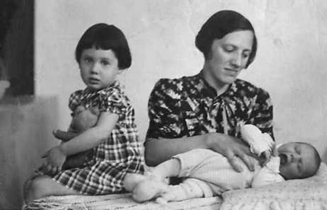 6 October 1939 | A Dutch Jewish girl, Klara Jas, was born in Amsterdam.

She arrived at #Auschwitz on 26 August 1943 with her mother Henderika and little brother Isaac. They were all murdered in a gas chamber.