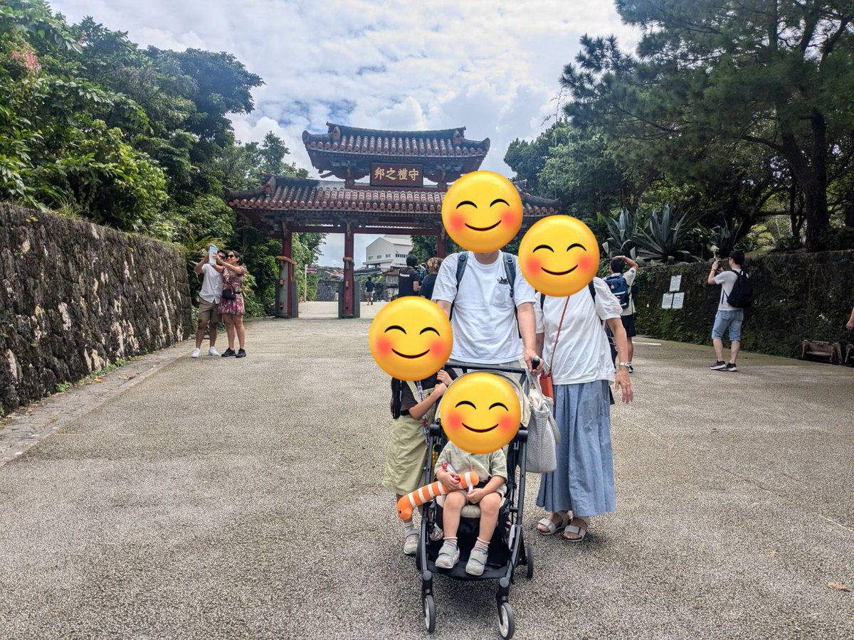 T66391587's tweet photo. 母の還暦祝いで沖縄に行ってきました！

母も子供も満足できる旅行にできたのは週休三日制で長期連休にしやすいことと家族旅行手当のおかげ！

家族旅行手当は金額が大きくて驚きます。
家族にも優しい会社に感謝！

#SDG株式会社
#週休三日制
#家族旅行手当
#沖縄旅行
#首里城 https://t.co/tARoyIjEnj