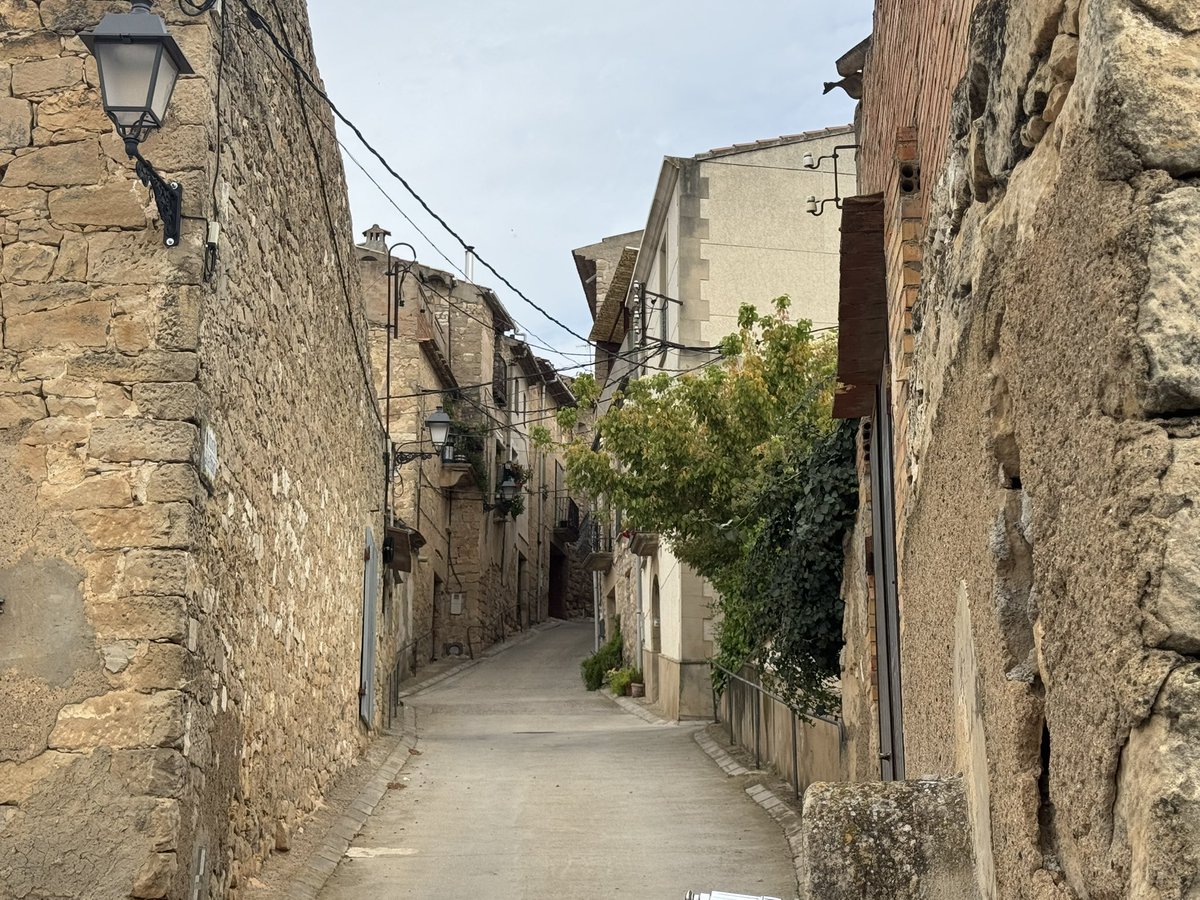 Joansalvia_4's tweet photo. Avui he visitat #Fulleda, un poble que forma part de les meves arrels: aquí hi ha l’origen dels Bonet Cantó. 
Passejar pels seus carrers i reconnectar amb la seva història és un acte de reconeixement i estima pels que ens han precedit.
És així com mantenim el nostre llegat. https://t.co/3YNXOUrC3b