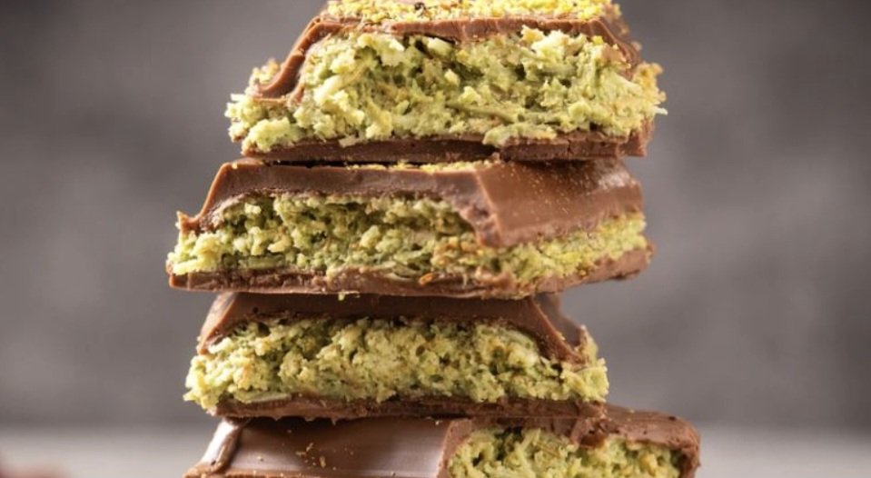 Ikiside dubai çikolatası bilin bakalım hangisi Türkiyede üretilen. Dünyada kime sorsan aynı cevabı verecek. Bu kadar adımız üç kağıtçıya çıktı.