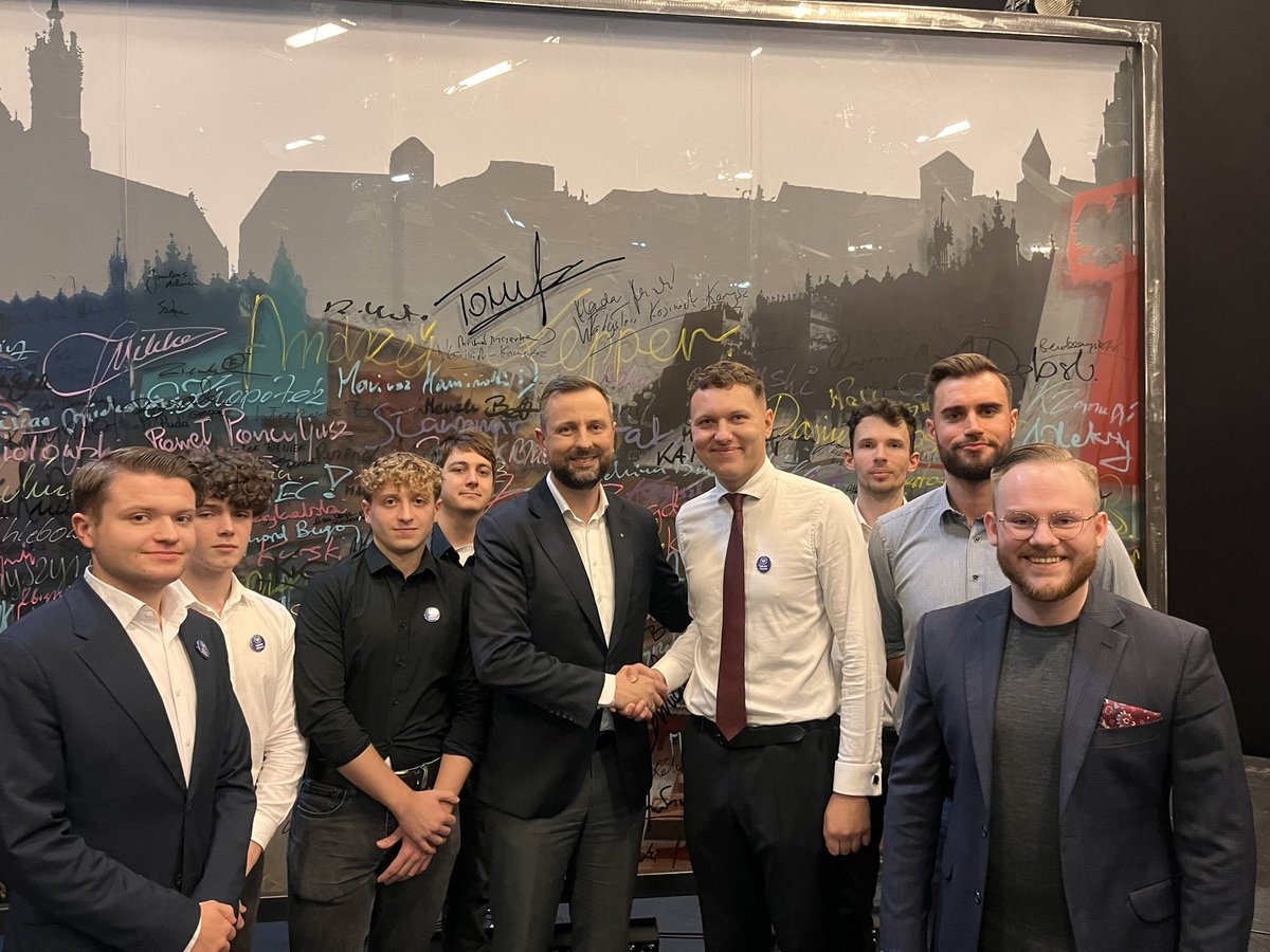 Dziś o 21:00 „Młodzież Kontra”w <a href="/tvp_info/">tvp.info 🇵🇱</a> z liderem PSL-Koalicji Polskiej <a href="/KosiniakKamysz/">Władysław Kosiniak-Kamysz</a>🍀 Razem z ekipą <a href="/Mloda_PL/">Młoda Polska</a> zapraszamy wieczorem przed telewizory!💙