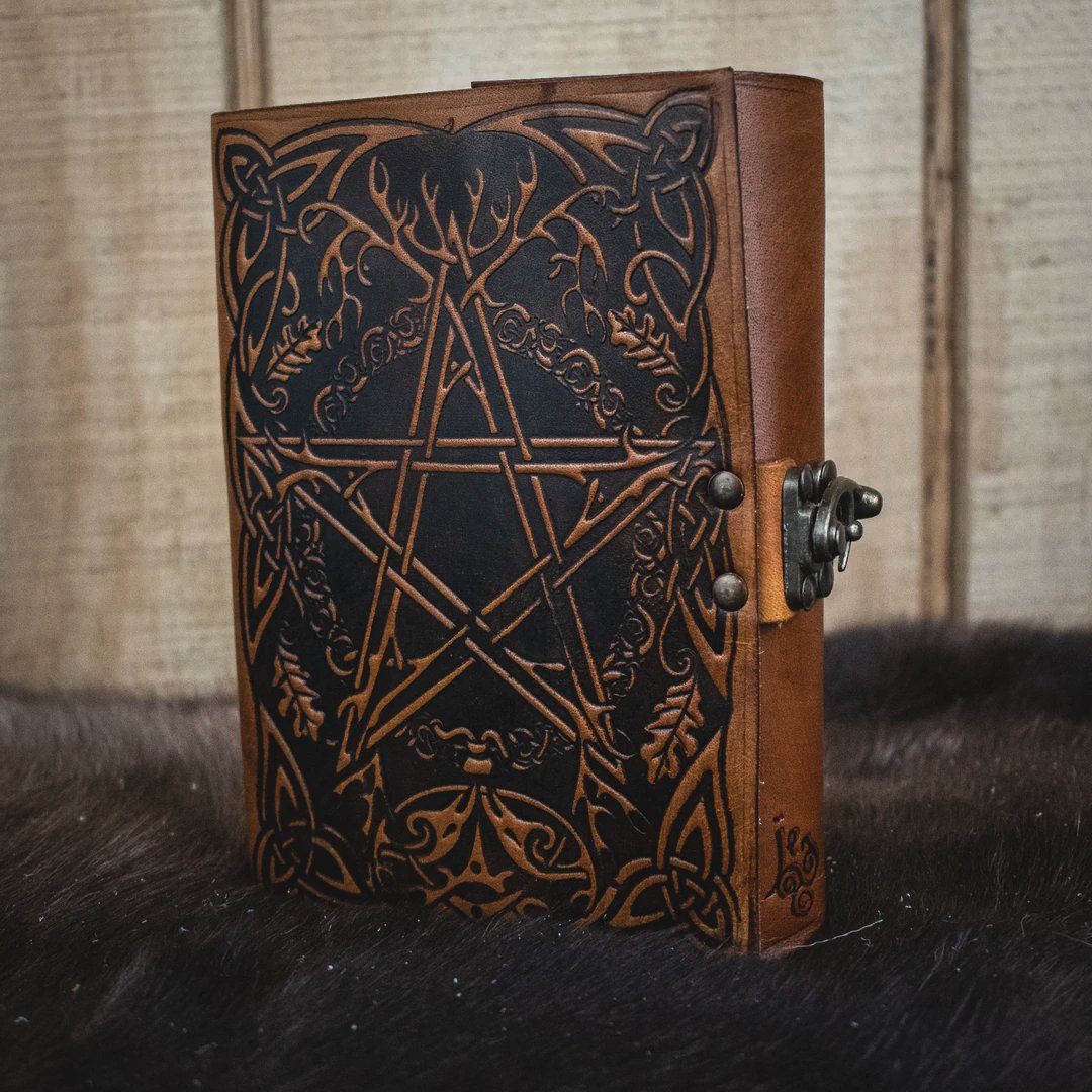 MistyMtnGaming's tweet image. 🌍✨ Ground your thoughts in style with our "Earth Pentacle" leather journals.

shorturl.at/bOc8Y

#EarthMagic #LeatherJournal #RPGJourneys #CharacterBackstory #LoreMasters