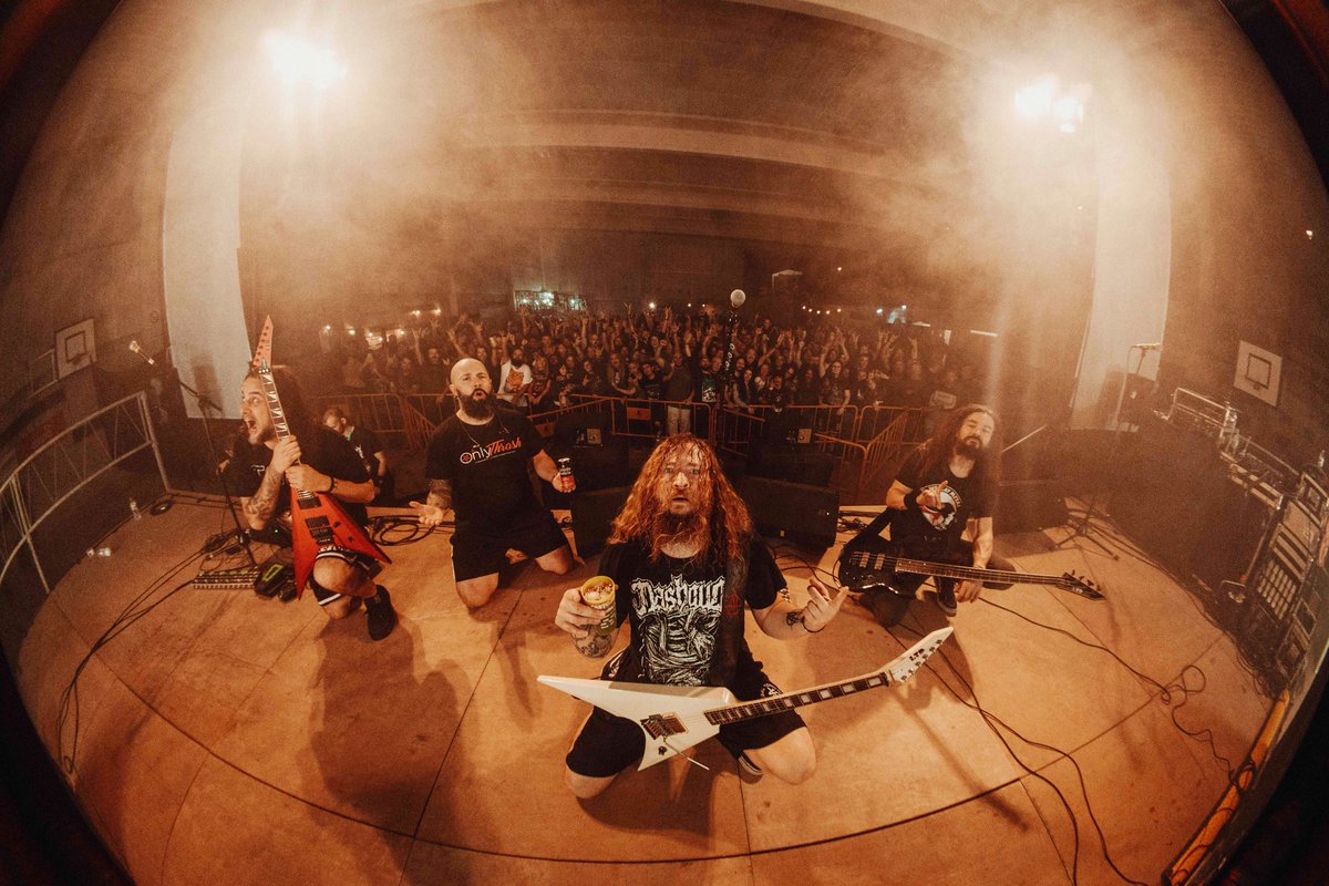 ¡¡Mil gracias Castellhell por una noche memorable!! Nos tomamos unas cuantas semanas de vacaciones hasta la próxima gira por Latinoamérica, y después despedimos el año en Santander y Logroño, ¡vamos!

📷 Mike Casey