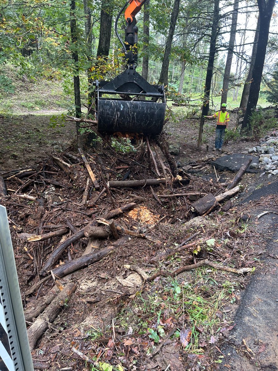 VaDOT's tweet photo. The @VaDOTSalem District Hanging Rock crews were out in force clearing debris from Bradshaw Road in Roanoke County. #VDOT crews are still performing assessments on roadways and clearing activities throughout the district.
#OneVDOT π π§‘ https://t.co/C9er6spUlH