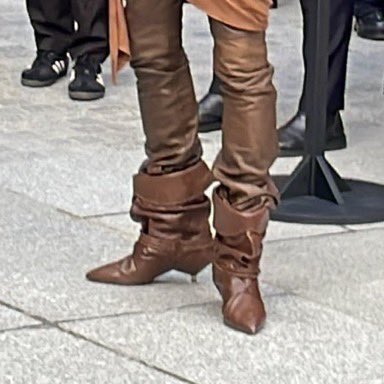 seriously though seeing him in that dress and heels was enough to make me kneel