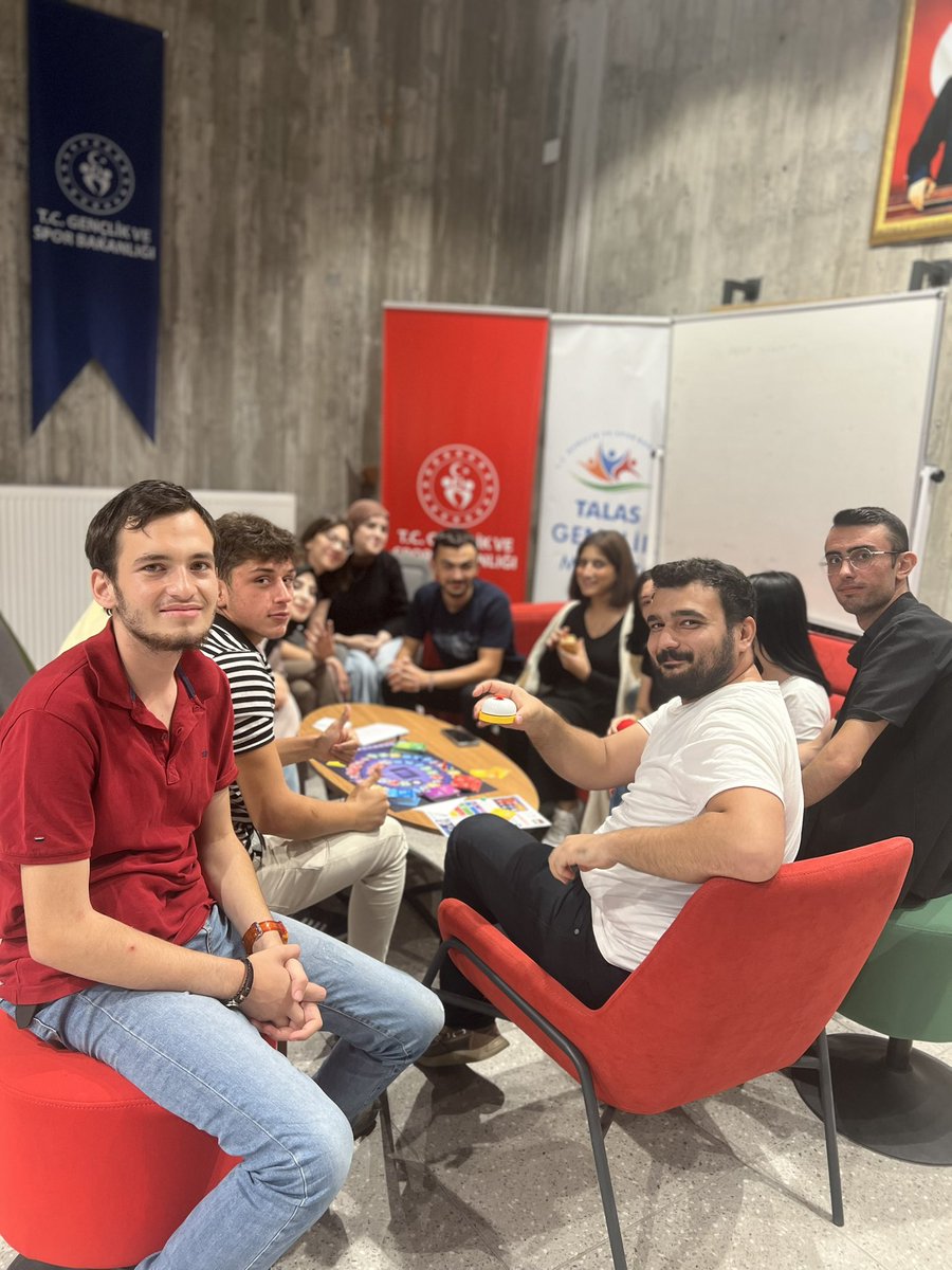 GSB_Talasgm's tweet photo. Gençlerin mekanı😎
Bu hafta Erciyes Üniversitesi Yaşamın sesi kulübünü Mevlana Genç ofiste misafir ettik.
Projeler konuşuldu 
Tanışıldı 
Oyunlar oynandı 😉❤️✅
Yeni faaliyetler yükleniyorrrrr takipte kalın 😎 https://t.co/AKRKugtX42