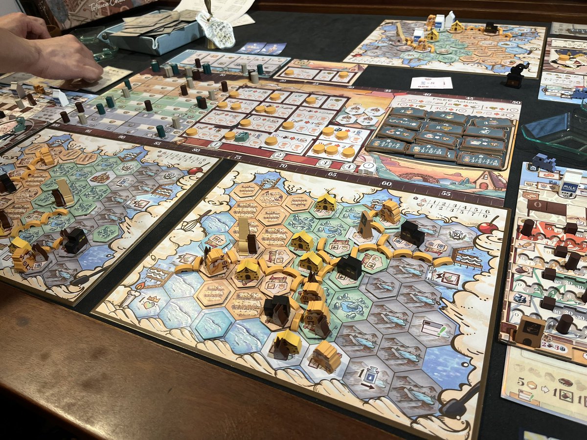 aki06_game's tweet photo. あまやどりでsweet lands遊んできました

セットアップの時点でテンションが上がる
とにかくコンポーネントが凝っている
プレイ感はアクションが連鎖していくので色々貰えたりして楽しい！
キャラも14名いるので色々試してみたくなる
キックが待ち遠しい作品 https://t.co/kqjjYzhuNL