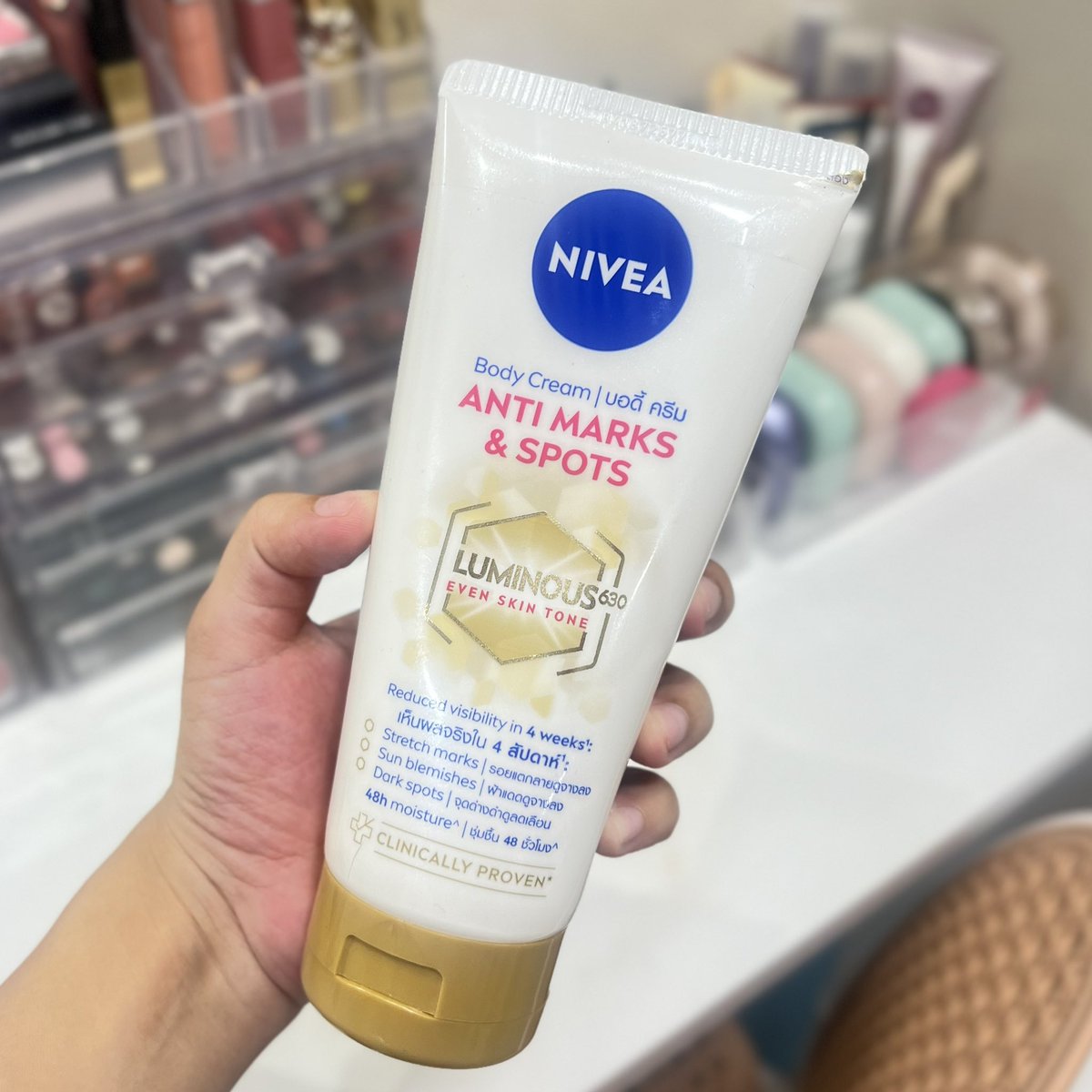 อีกทริคสำหรับคนก้นแตกลายทั้งเส้นสีขาว สีม่วงแบบเราให้ลองใช้นีเวียตัวนี้คู่กับ bio oil ลองดูมันจึ้งมากแกรรรร ดูตูดเราาาาแทบจะไม่เห็นรอยแล้ว รอยแตกใหม่ของเราก็จางแทบไม่เห็นเหมือนกัน อันนี้เป็นสูตร์ใหม่ของนีเวียด้วยลดรอยแตก รอยดำ ฝ้างี้ได้หมด