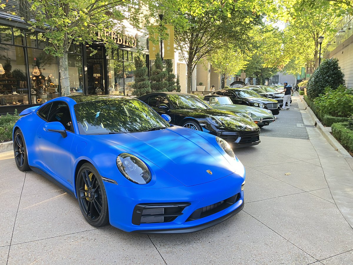 daigoromerica's tweet image. 今日はアトランタ郊外の小洒落たモールAvalonの通りを全部封鎖して500台の展示のカーショー。11時開始なのに指定された搬入時間は8時半。

なんかブガッティとかケーニセグがそこらじゅうにごろごろいる。

うちのカマロも誘導されてアメリカンマッスルエリアに設置