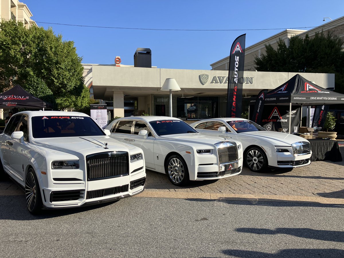 daigoromerica's tweet image. 今日はアトランタ郊外の小洒落たモールAvalonの通りを全部封鎖して500台の展示のカーショー。11時開始なのに指定された搬入時間は8時半。

なんかブガッティとかケーニセグがそこらじゅうにごろごろいる。

うちのカマロも誘導されてアメリカンマッスルエリアに設置