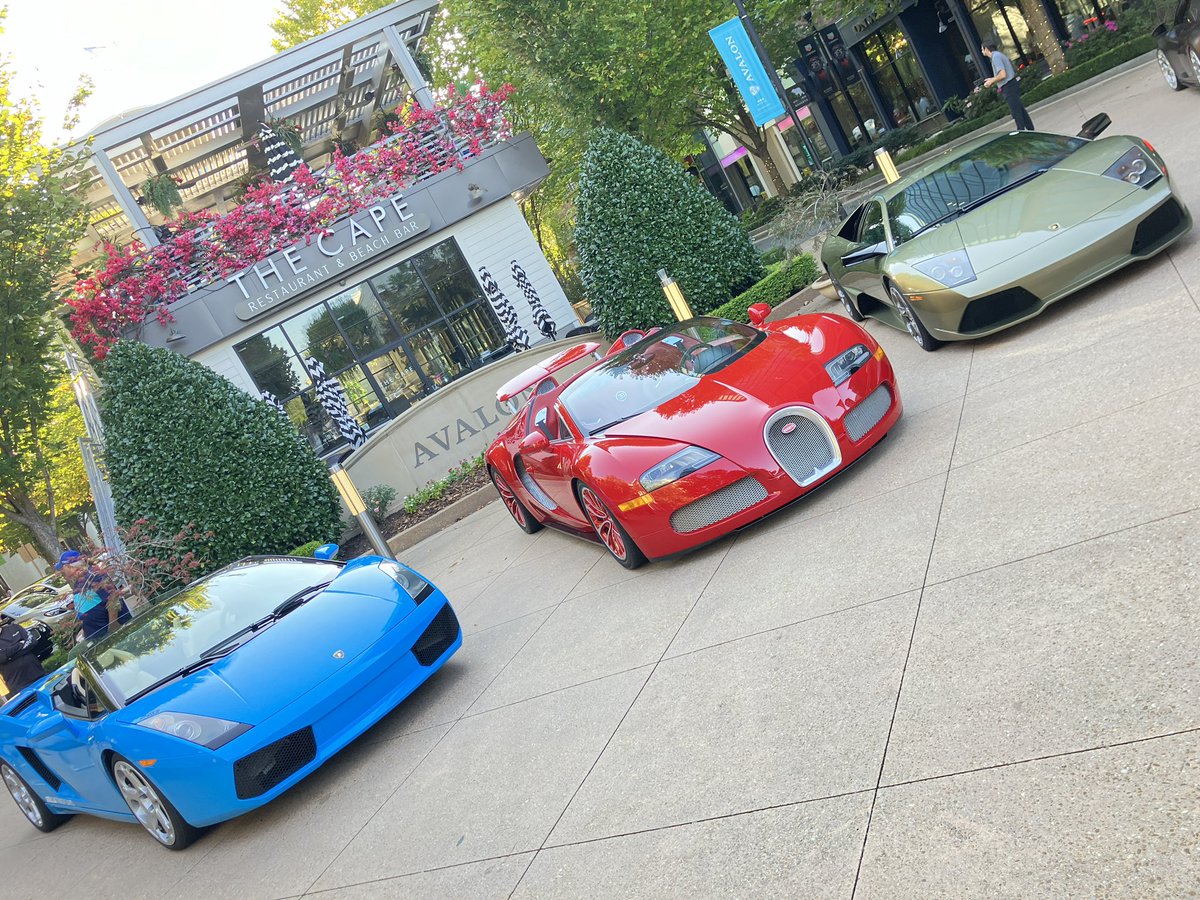 daigoromerica's tweet image. 今日はアトランタ郊外の小洒落たモールAvalonの通りを全部封鎖して500台の展示のカーショー。11時開始なのに指定された搬入時間は8時半。

なんかブガッティとかケーニセグがそこらじゅうにごろごろいる。

うちのカマロも誘導されてアメリカンマッスルエリアに設置