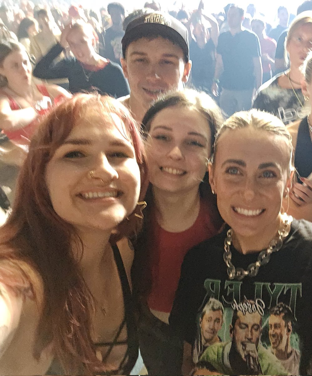 awkwardannna's tweet photo. Jenna was so sweet and beautiful ♡ (excuse the way I look in this. it was after being josh bstage barricade.)  #clancycbusn1 https://t.co/FEh0zNadyU