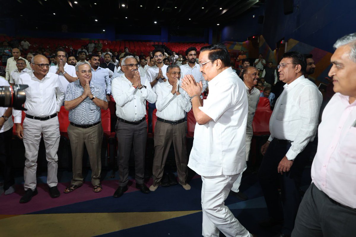 CRPaatil's tweet photo. जैन एजुकेशन एंड एम्पावरिंग ट्रस्ट द्वारा आयोजित ‘विजन 2035’ कार्यक्रम में उपस्थित रहकर सभी एंटरप्रेन्योर्स और बिजनेसमेन के साथ संवाद किया। इस प्रेरणादायक चर्चा में मैंने आने वाले समय में सफलता के मंत्रों पर अपने विचार संवाद किए। मुझे विश्वास है की ‘विजन 2035’ की यह सोच समाज के सर्वांगीण विकास की मजबूत नींव तैयार करेगी।