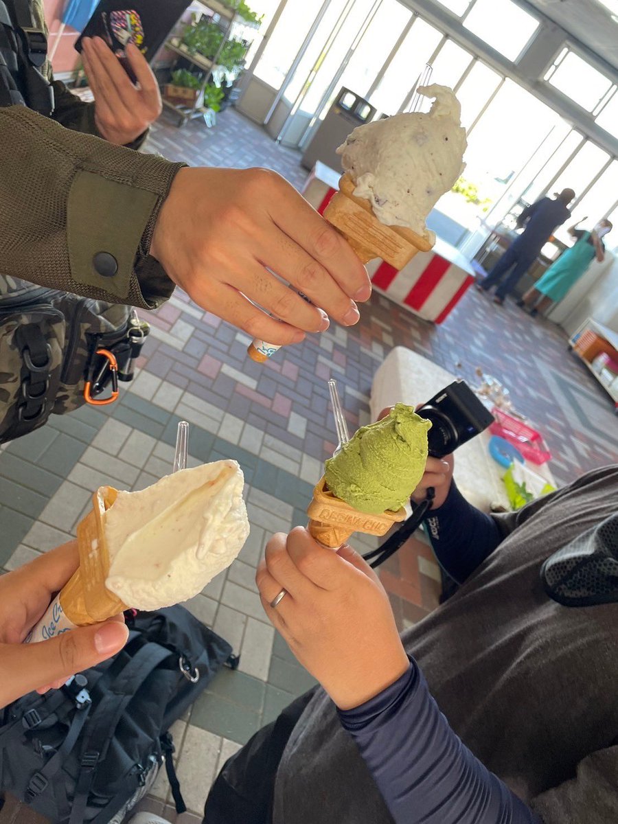 mekabu_soup's tweet photo. 今日はYSP行くつもりがなんか自然とツーリングになった日でした😂笑
ナブラ市場でアイス食べて、海の見えるカフェに寄って、YSP寄って帰宅！
Vストローム800DE跨らせてもらった！片足は着くけど足が短すぎて😇笑
大型、足付き問題……笑

#SR400 #FAZER8 #Vストローム800DE https://t.co/zotwnH3zbe