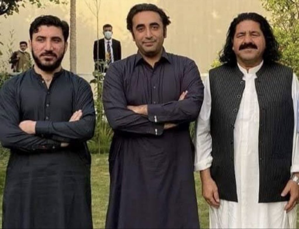 درمیان میں کھڑا شخص داہیں بائیں کھڑے دونوں افراد کو فائدہ اٹھا کر دھوکہ دے گیا