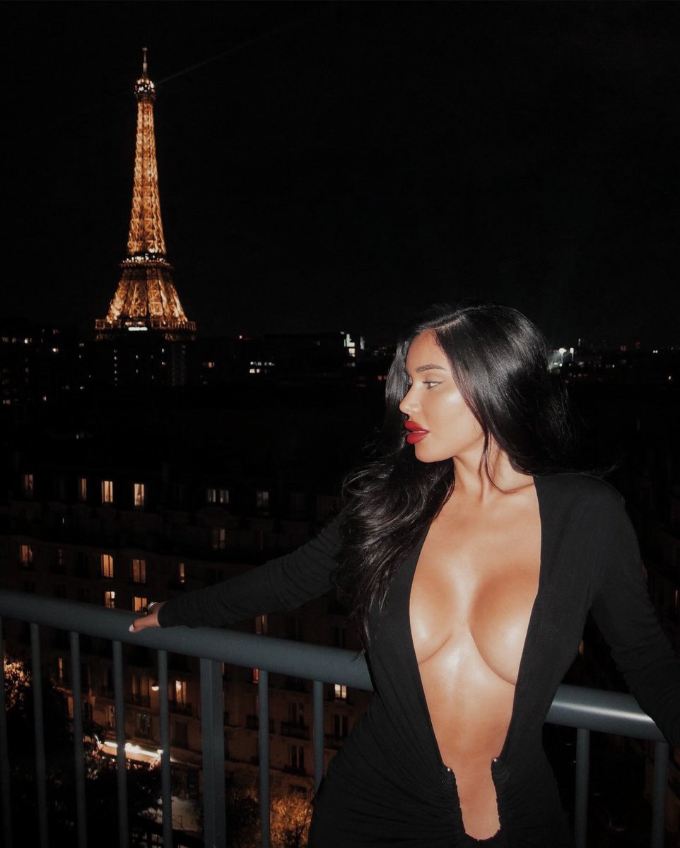 defiantsaint's tweet image. ZARA LYON

                “She looked like a religious icon, like somebody you’d sacrifice yourself for.”