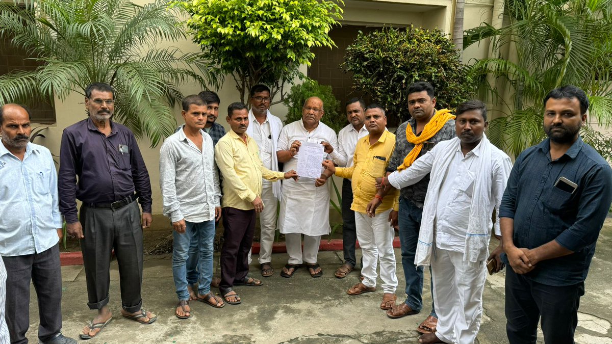 tarkishorepd's tweet photo. कटिहार स्थित आवासीय कार्यालय में मनिहारी प्रखंड बाघमाड़ा पंचायत के संबंध में स्थानीय पंचायती राज के जनप्रतिनिधियों  ने ज्ञापन देकर सभी बाढ पीड़ितों को सरकारी सहायता देने की मांग की ।।

#TarkishorePrasad #Katihar https://t.co/XMCRSR5stc