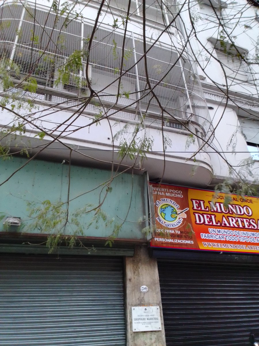 Si Marechal viera "este" recordatorio que pusieron en la fachada donde vivió, tal vez le quitaría el acento, porque es un error ortográfico. <a href="/LegisCABA/">Legislatura CABA</a>