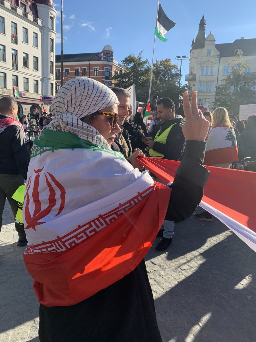 شیر ایرانی از بیشه درآمد ! 
میخوام بگم نصف این جمعیت امروز جلو آمدن و پرچم ایران را بوسیدن و به زبانهای مختلف گفتن ایران ممنون 🙋🏽‍♀️🇮🇷🇱🇧🇵🇸
#مقاومت_پیروز 
#لبيك_يا_خامنه_ای‌