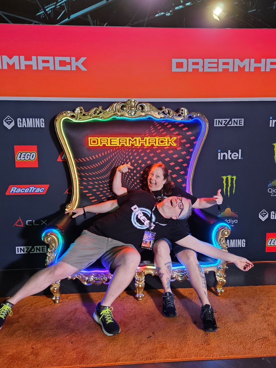 MeltedGames's tweet photo. Team #Dreeg at the #Dreamhack #DHAtlanta throne photo opp!
We rule at @DreamHackNA @DreamHack!
Come rule with us!! ๐๐ https://t.co/3FUUt75cJp