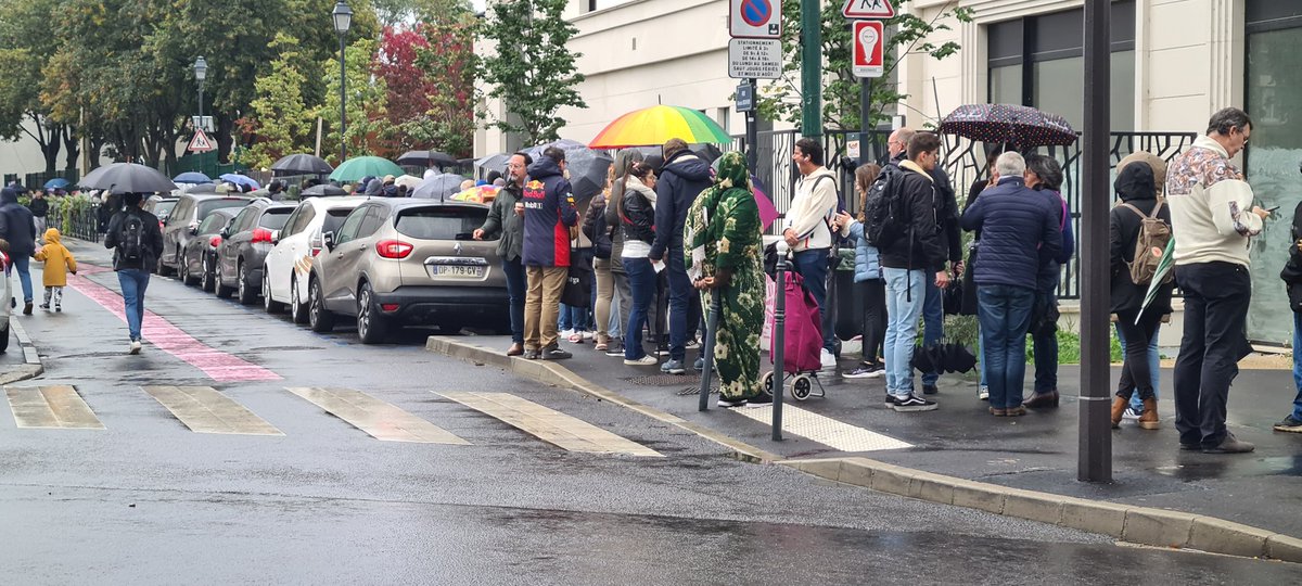 pchaimovitch's tweet photo. Dès hier soir, des personnes se sont installées pour passer la nuit à attendre l'ouverture de la braderie de #Paris2024 à  #colombes. Ce matin, ce sont des centaines de fans des #JO qui ont fait la queue avant de se ruer sur les stands dévalisés en quelques heures. Impressionnant https://t.co/0rhN7rbjDf
