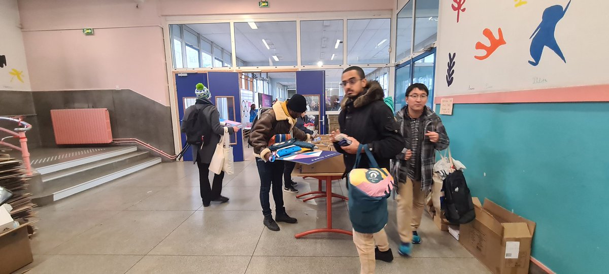 pchaimovitch's tweet photo. Dès hier soir, des personnes se sont installées pour passer la nuit à attendre l'ouverture de la braderie de #Paris2024 à  #colombes. Ce matin, ce sont des centaines de fans des #JO qui ont fait la queue avant de se ruer sur les stands dévalisés en quelques heures. Impressionnant https://t.co/0rhN7rbjDf