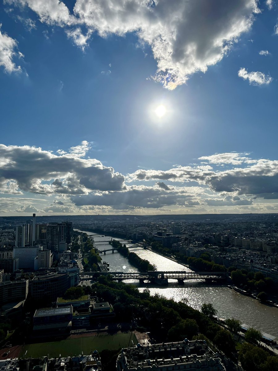 parmarthmori's tweet image. The view from the top 🗼✨ 

#EiffelTowerView #eiffeltower #ParisVibes #paris #itbusinessman #techentrepreneur  #pmcommu #parmarth #pm