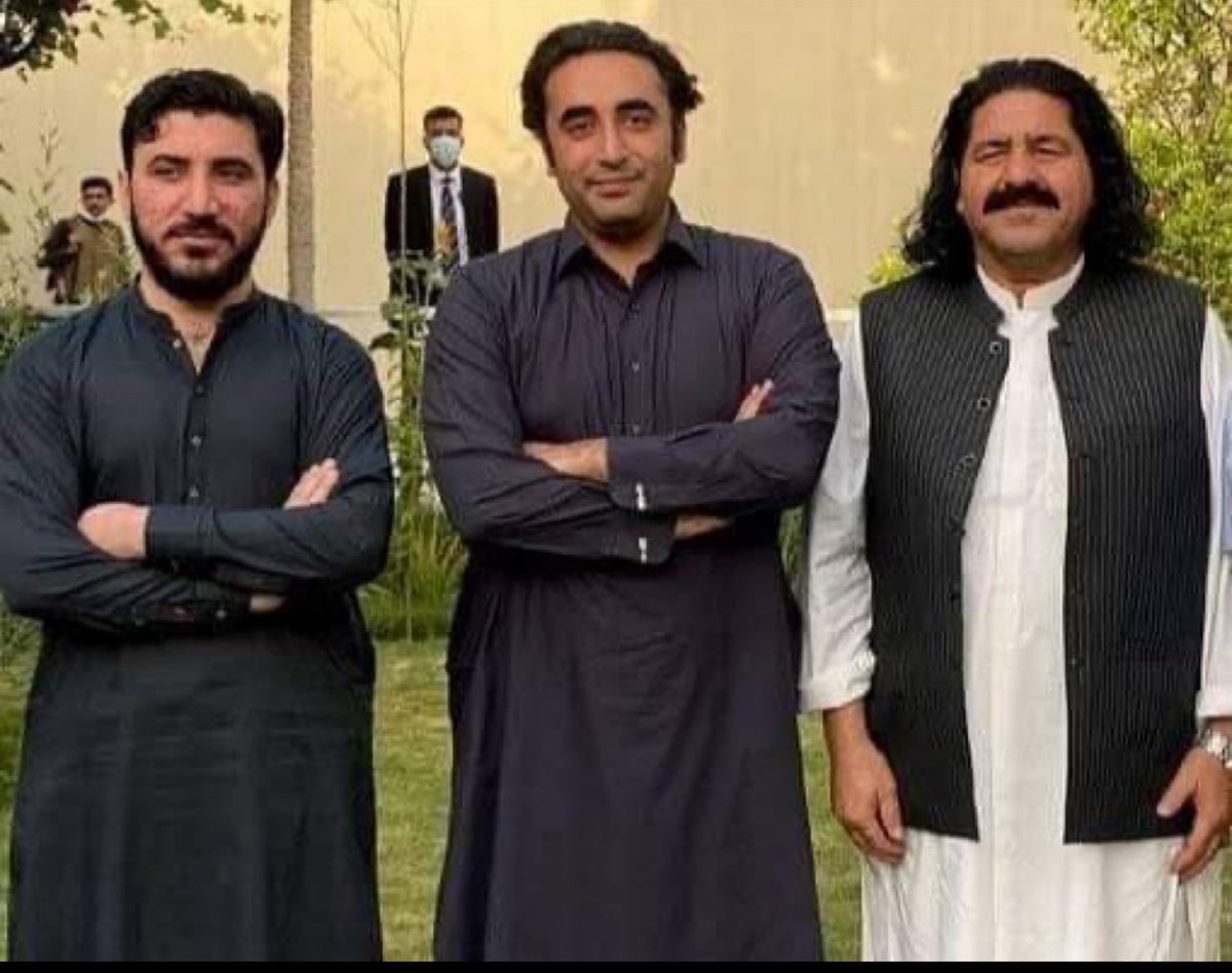 اُچھل اُچھل کر خوش ہوکر عمران خان کے خلاف ووٹ دینے والے دائیں اور بائیں ہاتھ کھڑے ہُوۓ اور محسن داوڑ آج ڈُوب مریں۔ 

تُمھارے ساتھ بہت اچھا ہوا۔ بس بیچ والے سے شکائیت نہیں کرنا۔ یہ بھی بیچارہ ہے۔