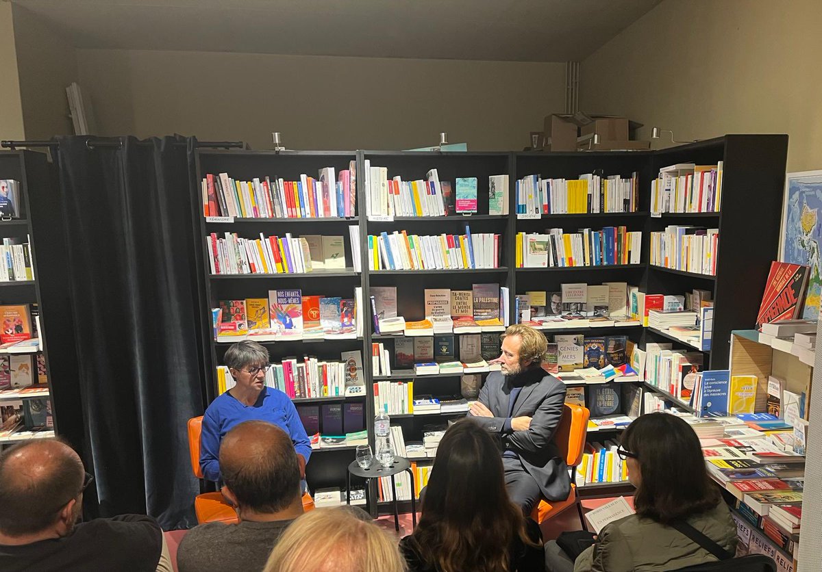 Échanges passionnants sur la démocratie avec <a href="/CecileDuflot/">Cécile Duflot ❄️</a>, <a href="/rglucks1/">Raphael Glucksmann</a>, <a href="/PatrickKanner/">Patrick Kanner</a>, <a href="/AuroreLalucq/">Aurore Lalucq 🇪🇺</a> et @MarieRecalde puis présentation de mon livre "En permanence" : merci à toutes et tous pour l'accueil chaleureux !

Merci à Raphaël pour son invitation à la Réole !