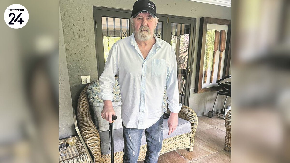 Netwerk24's tweet photo. โn Derde rugoperasie en die herstelproses van ses maande wat daarna gaan volg, laat die fliekmaker en komediant #LeonSchuster se broek bewe.
๐LEES HIER: https://t.co/620X2X8r3q https://t.co/fNoJAEAJ4K