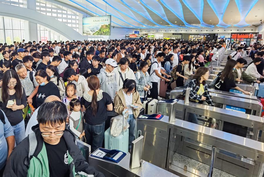 China's railway operator anticipates a surge in return trips on Sunday as it expects to handle 175 million passenger journeys during the National Day holiday travel rush from Sept. 29 to Oct. 8.  xhtxs.cn/XEO