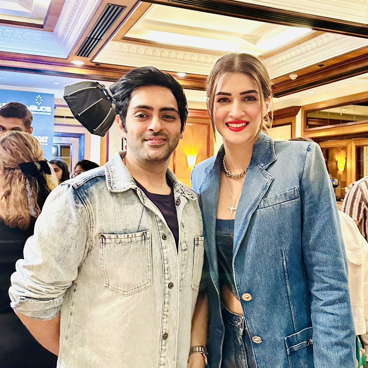 karan_chhabra's tweet photo. From Abu dhabi to direct to Amchi Mumbai ! Bumped into @kritisanon post moderating a panel discussion at @realbollywoodhungama #ottindiafest ! And yes , some twinning happening here with our outfits !
.
.
.
#paneldiscussion #ottIndiafest #ottactors #filmactors #karanchhabra #karansinghchhabra #hungamaottfest #bollywoodhungamaottindiafest #kritisanon #kritisanonworld #kritisanonfans
