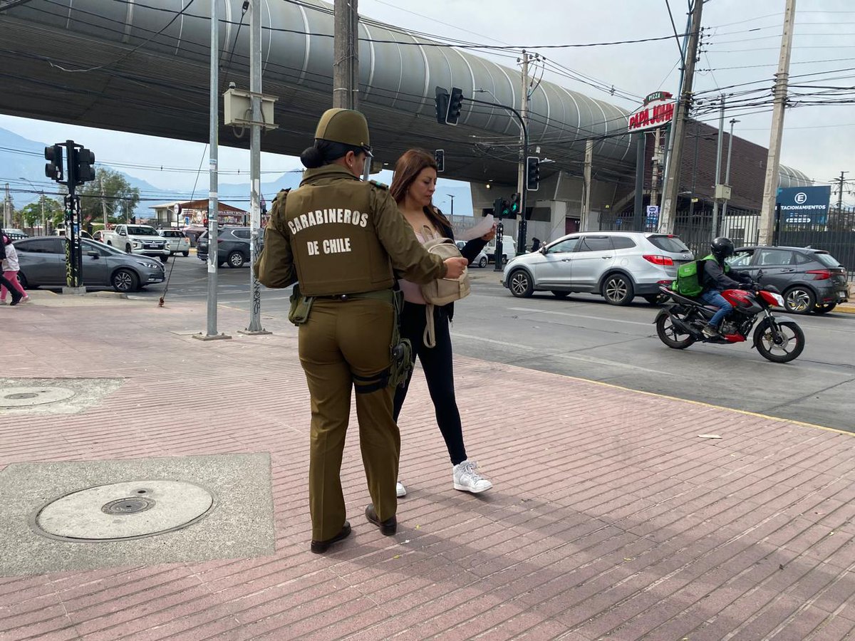 CarabPrefCord's tweet photo. #LaFlorida: @CarabMicc 36ª Comisaría y Subcomisaría Los Quillayes, hacen entrega de recomendaciones de autocuidado en estaciones de metro: "transita siempre con precaución que no te roben el celular", a fin de mitigar robos de  teléfonos celulares.
#LaPrevencionEsNuestraEsencia https://t.co/U49vtUJ6qf