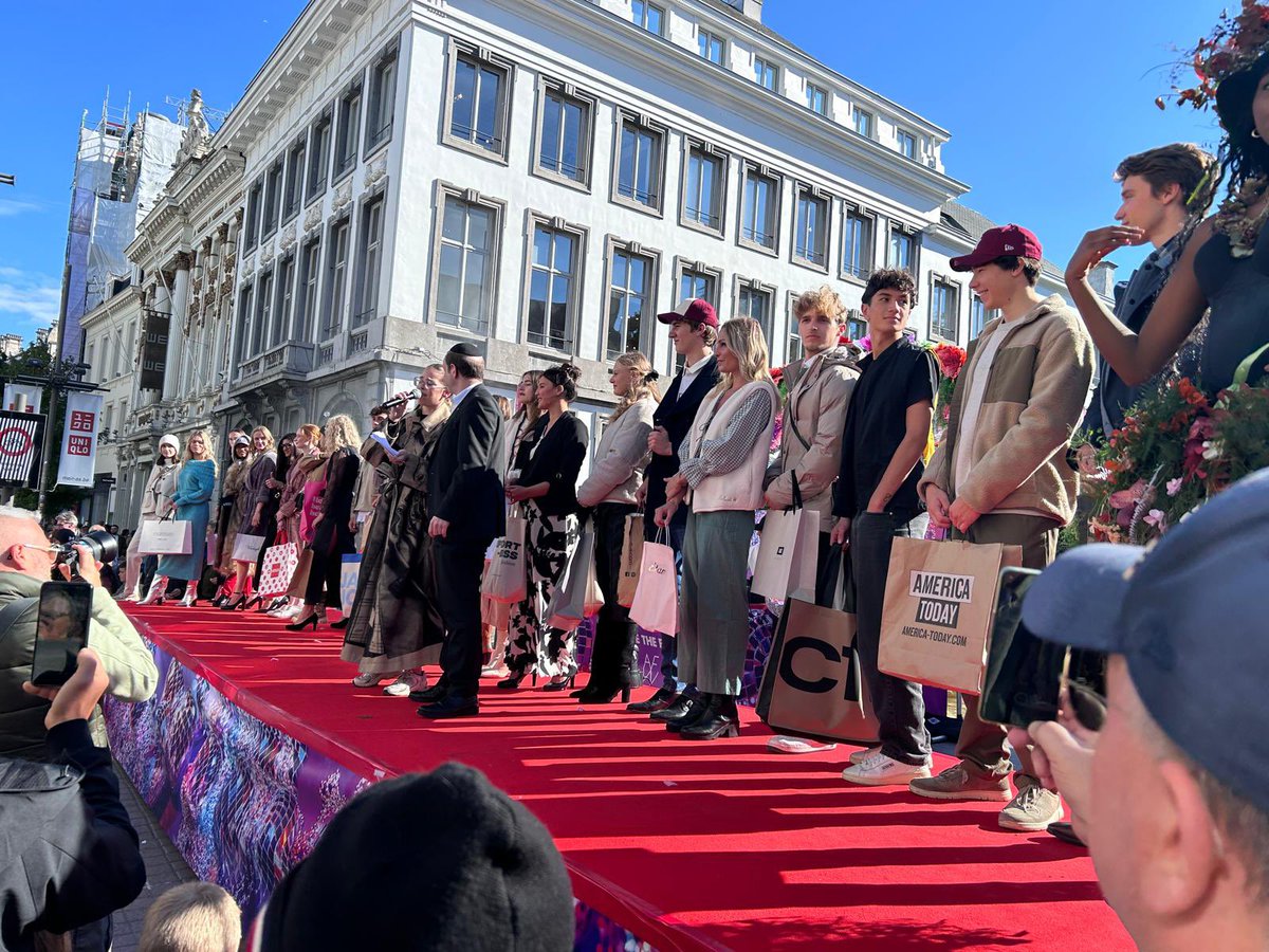 Nicovolckeryck's tweet photo. Heel tevreden over Antwerp Fashion Weekend. Het recept tegen leegstand in winkelstraten is heel simpel. Beleving creëren. @atvbe @gva @AntwerpenNieuws @expres_radio @@Radio2Antwerpen @Koen_Kennis @samuelmarkowitz #Gemra #AntwerpFashionweekend https://t.co/s186PSvZ9t