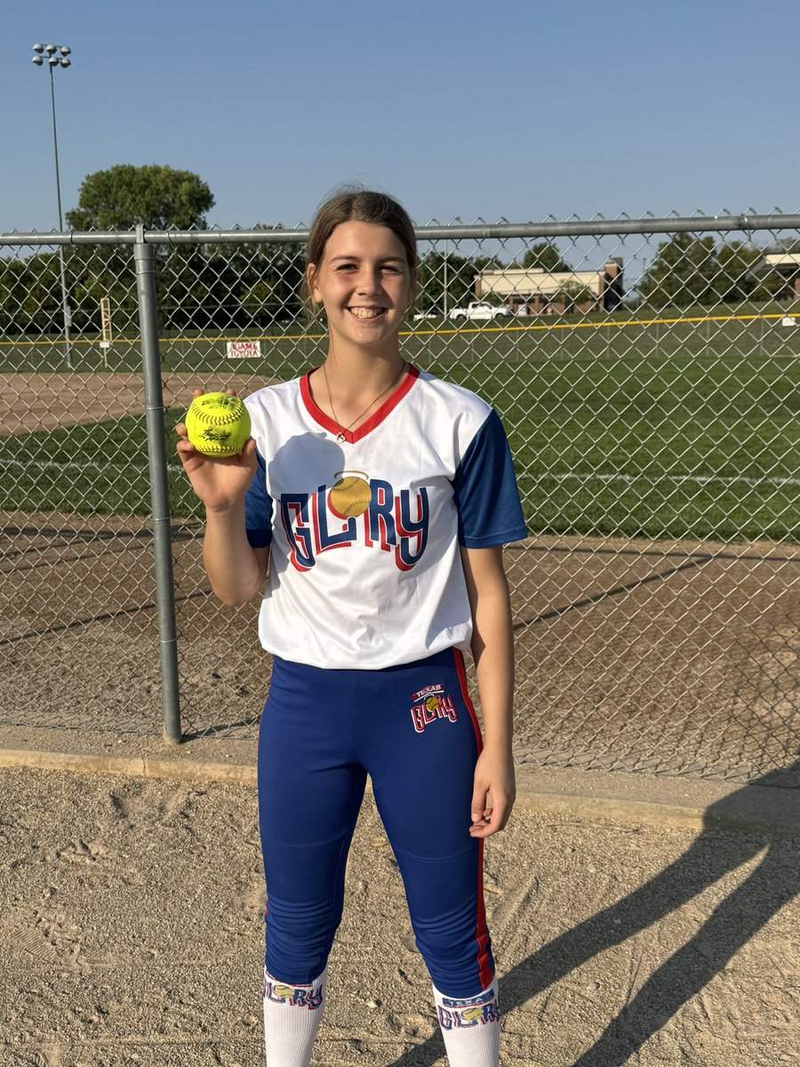 Home Run Alert 🚨 Chayla Pendergast (‘27) drops a 💣 in game one of bracket play today!!!