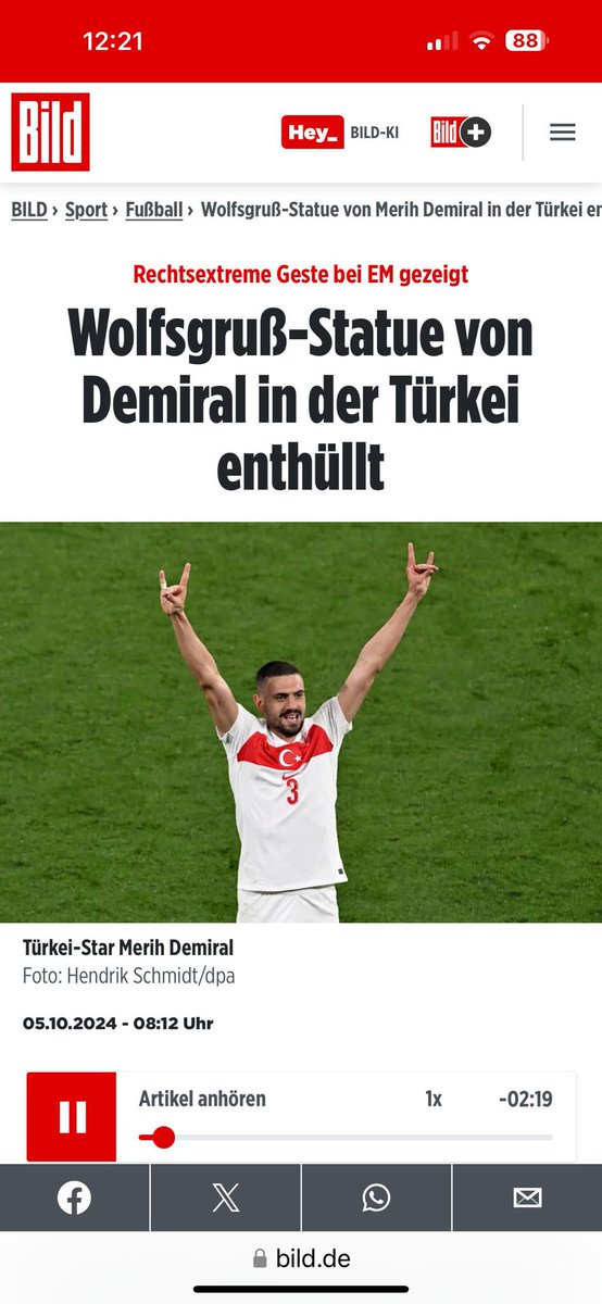 Doğru açıdan vurunca dünyanın her yerinden ses geliyor. 

Alman Bild Gazetesi benim için “Aşırı Sağcı” ifadesini kullanmış. Ben aşırı sağcı değilim ama faşist Hitler’in torunları aşırı salak. 

Kardeşim ben Atatürkçüyüm. Nasıl İspanyolların simgesi boğa ise Türk Dünyası’nın