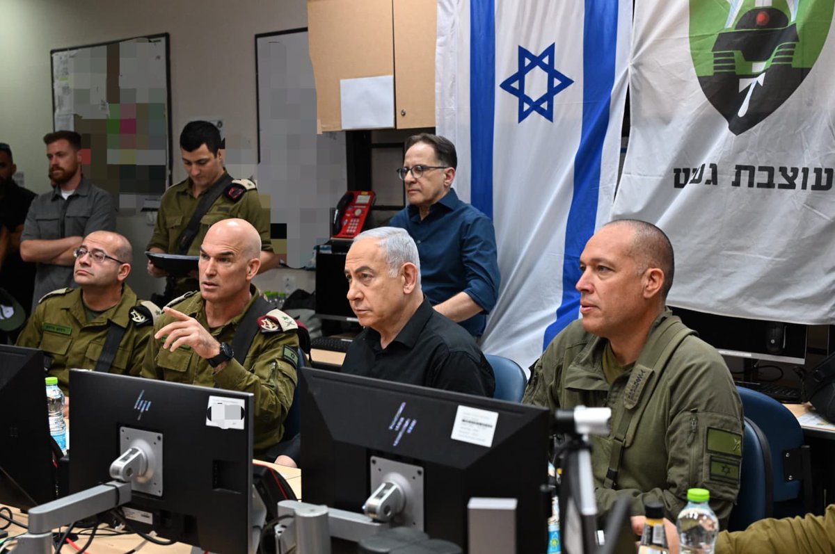 היום עם חיילי צה"ל בגבול הצפון. כמה מטרים מכאן נמצאים חבריהם מעבר לגבול, מפרקים את תשתיות הטרור שחיזבאללה הכין כדי לתקוף את יישובינו. 

אמרתי להם: אתם גיבורי התהילה. אתם - יחד עם חבריכם, חיילי צה"ל וכוחות הביטחון בעזה, ביו"ש, במרחב כולו - אתם מחוללים נפלאות, אתם אריות. 

לפני שנה